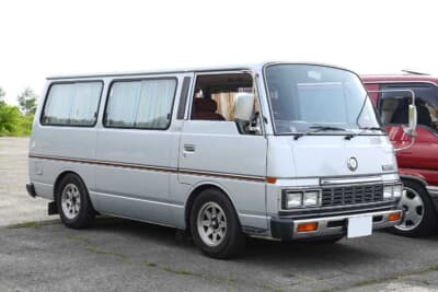 日産 ホーミー コーチ SGL：イベントに持ち込む時には内装を昭和スタイルに仕上げている