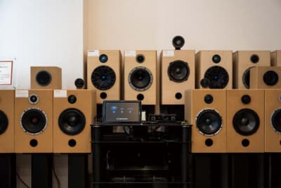 店内には試聴スペースも用意されており、実際の音色を確かめながら自分の好みに合ったサウンドを探すことができる