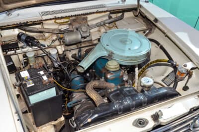 日産 2代目 410型 ダットサン ブルーバード：エンジンルーム内