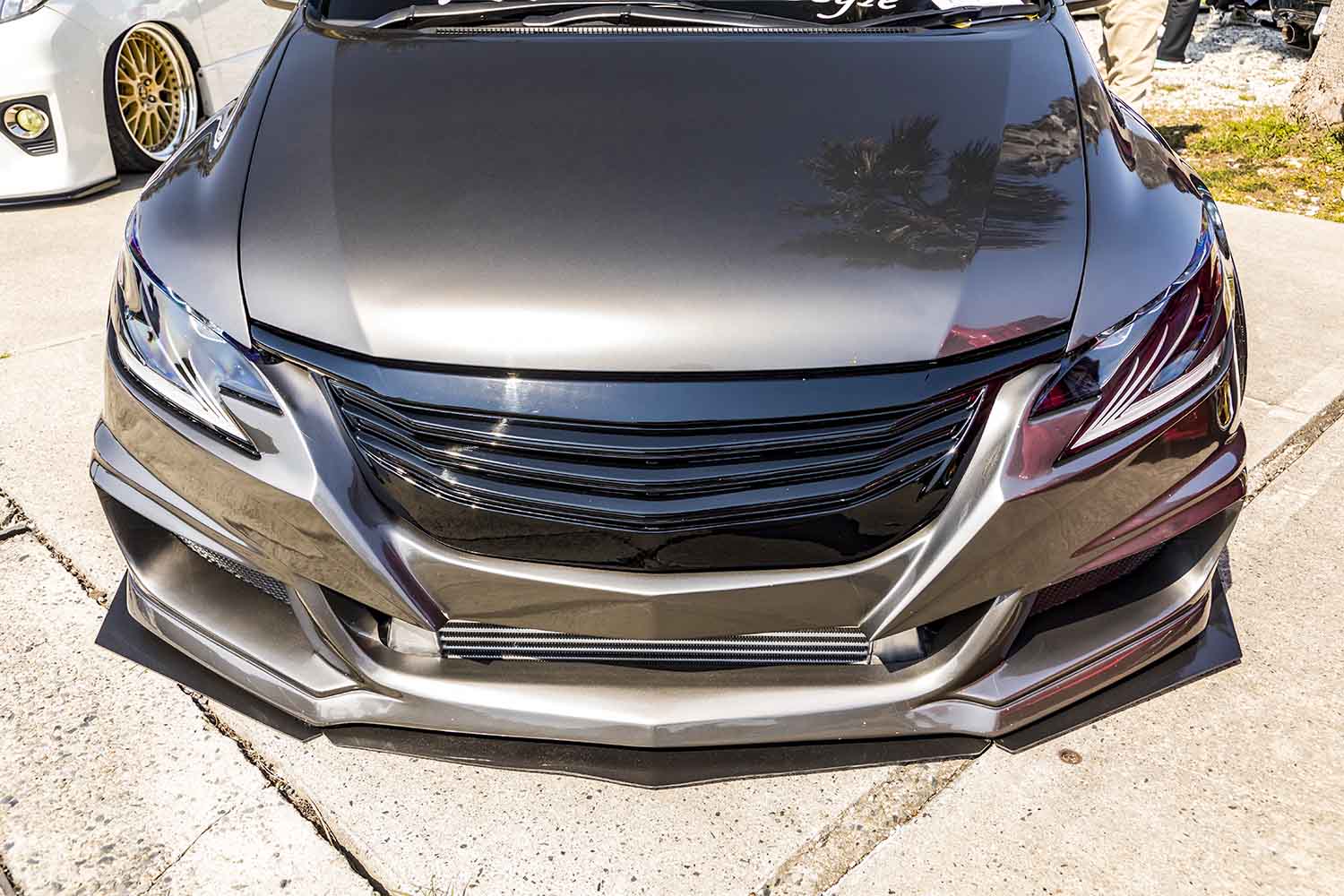レクサス「LS」のヘッドライトを装着するホンダ「オデッセイ」！大径