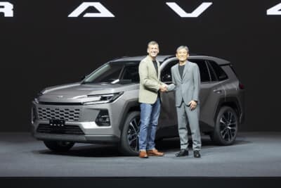 左は取締役・執行役員 Chief Branding Office デザイン領域統括部長のサイモン・ハンフリーズ氏、右はウーブン・バイ・トヨタ株式会社 代表取締役 Chief Executive Officerの隈部 肇氏