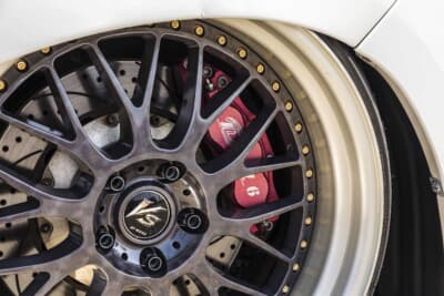 トヨタ アルファード：ホイールのディスク面は特殊な塗装を施すことで、日光が当たると部分的に下から別の色が浮き出てくる