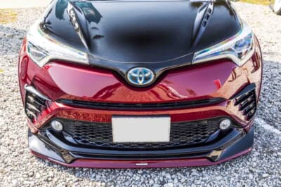 トヨタ C-HR：エアサスを使ってSUVとは思えないほど車高を限界まで下げたボディ