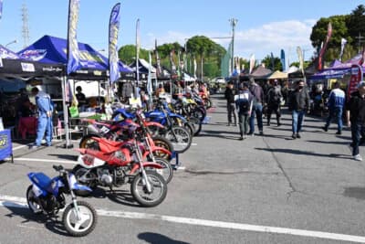 駐車場にはバイクショップから用品メーカー、塗装ショップ、ボディストレッチ器具メーカー、大学の研究室までさまざまな出展ブースが並ぶ