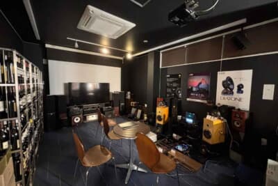 店舗の2Fにはシアタールームを兼ねた試聴室を完備