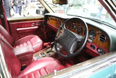 ベントレー ターボR:輸入されたベントレーのほとんどが左ハンドルだったが、現車は稀少な右ハンドル仕様