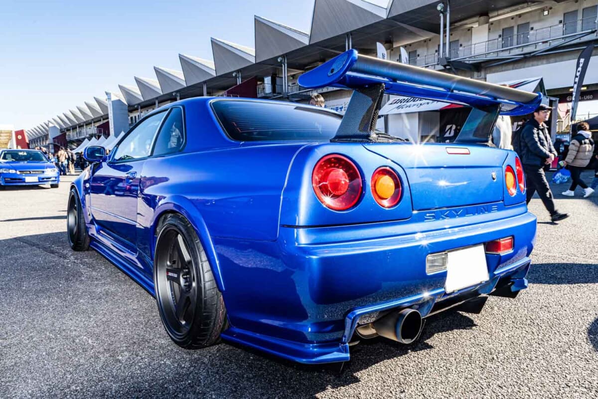 R34型スカイラインGT-Rかと思いきや…中身は「25GTターボ