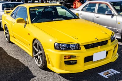 日産スカイライン25GTターボ：イエローのボディカラーはR34型スカイラインの前期のみに設定されていた