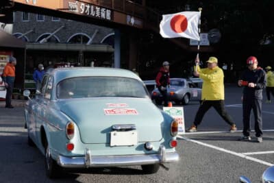 ボルボ アマゾン122S：今治市タオル美術館駐車場をスタートする久米直子さんと矢野淳子さん