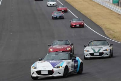 マツダ ロードスター：レース折り返しとなる7周目の4コーナーのブレーキングでインに飛び込みオーバーテイクすることができた