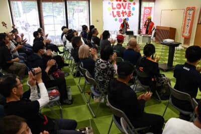 しもやま観光大使の矢上綾乃さんが2024年から引き続きツアーに同行し、司会進行を担当