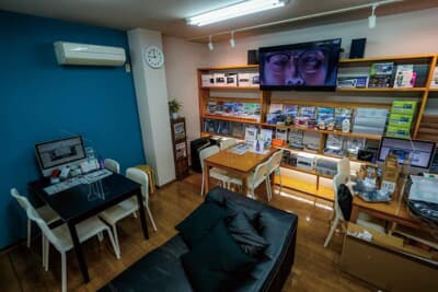 店内にはドライブレコーダー、オーディオ類、ケミカル用品などのパーツが展示されている。予算と相談しながらクルマの購入時にプラスするのもいいだろう