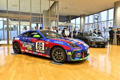 栃木スバルレーシングのおろしたてのマシンを、練習走行が終わってからすぐに店舗に移動させ展示を行った