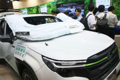 スバルは新型フォレスターに搭載した世界初のツーリスト用のエアバッグを展示