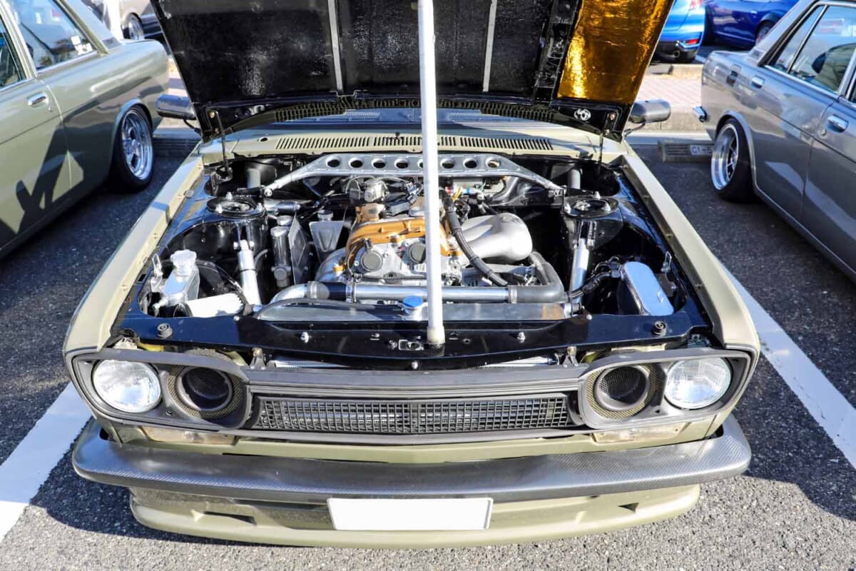 日産 3代目 510型 ブルーバード：排気量1.6Lの直列3気筒DOHCターボエンジンは吸気ポートがデュアル化されている