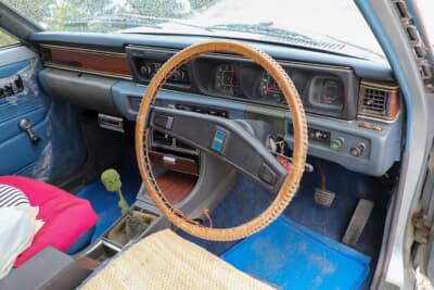 日産 610型 ダットサン・ブルーバードU：本革ステアリングカバーを装着する