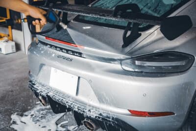 コーティングは下地が命。雨染みやスケールのほか花粉などを1日かけてしっかりと洗浄