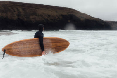 完成したサーフボードは、マーニー・レイズ主催のVIPサーフリトリートにて公開される