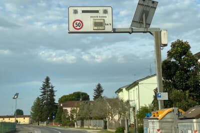 イタリアの住宅街などである速度取り締まり。ビデオでナンバーが記録されているようです