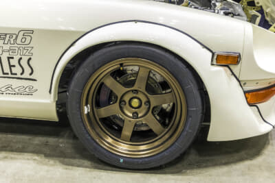 日産 S31型 フェアレディZ：ホイールはRAYS製ボルクレーシングTE37V（17×8.5J+17）で、ヨコハマ製アドバンA050（F:235/45R17／R:255/40R17）を組み合わせている