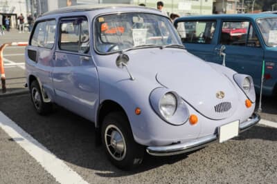 スバル 360カスタム：車体後部が見慣れたクーペデザインではなく、ワゴンらしく後部に荷室が設けられている