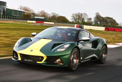 ロータス エミーラ クラーク エディション：1965年のインディ500で優勝を果たしたロータス タイプ38に着想を得たイエローストライプがフロントからルーフにかけて配されている