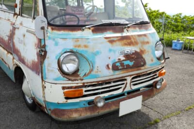 プリンス ホーミー：ボディは廃車体のまま朽ち果てたナチュラルな状態を残している