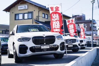 在庫車はすべて、保証や納車前整備を含めた総額表示なので安心。欲しいクルマが店頭になかった場合には、独自のネットワークで全国から状態のいい車両をサーチすることも可能