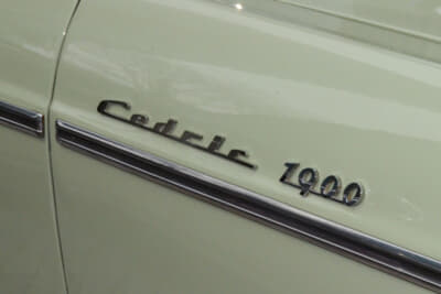 日産 初代 セドリックバン：セドリック 1900のロゴが光る