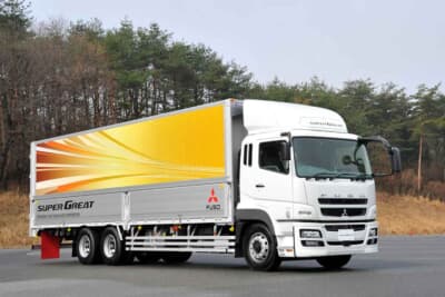 日本の高速道路では、同じトラックでも接地している車軸（タイヤ）数によって「大型車」「特大車」が区分けされる仕組みになっている