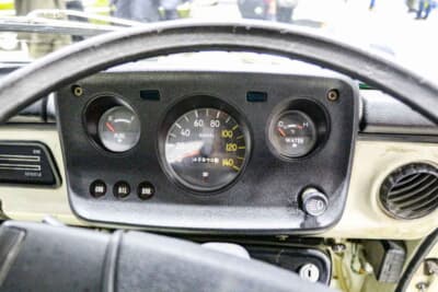 いすゞ エルフ 150 1.25トン：トラックだがメーターまわりのデザインもカッコイイ