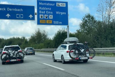 リヤハッチに専用キャリアでクロスバイクを載せる
