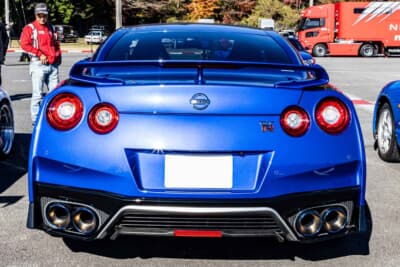 日産 GT-R:カルソニックGT-Rのマシンをイメージし、湾岸ブルーをセレクト