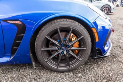 スバル BRZ STIスポーツ：取材当日は純正の18インチホイールにスタッドレスを装着していたが、夏用にもう1セットRAYSのグラムライツを所有している