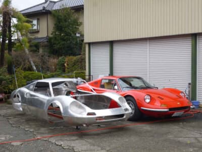 ディーノ246GTS（右 の赤いクルマ）を譲り受け、その美しいボディを手元に残そうとアルミでオブジェを制作