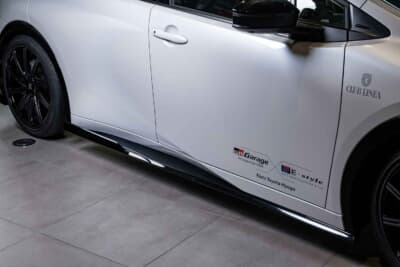 トヨタ プリウス:サイドは後方部にカナードを設けてシャープな雰囲気。真っ直ぐなデザインで疾走感を演出している。こちらは地上高は約15mmダウンとなる