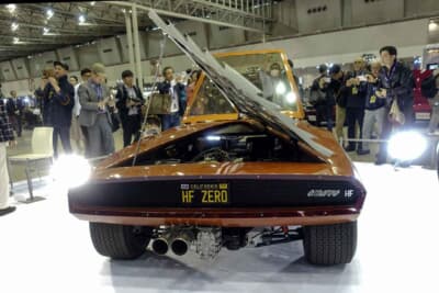 ランチア ストラトス ゼロ:フロア下に見えるシルバーの金属はミッション。前輪駆動のフルビアのパワーユニットをそのままリアに搭載したようなイメージだ