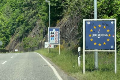 ルクセンブルク国境の速度制限案内標識には、とくに検問などには触れられていない