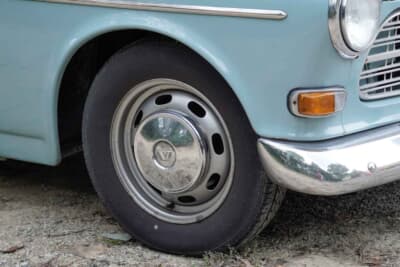 ボルボ アマゾン122S：年代的は比較的大きく見えるボルボ122Sであるが、15インチサイズの純正ホイールにハブキャップ、タイヤサイズは165 80と以外と小さめがオリジナルだ