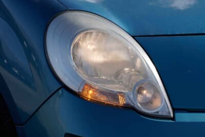 ルノー カングー：右のウインカーを出すとライトオンになるという怪奇現象があるとか。ほかにもスイッチ類の陥没もあったが、「まぁ中古車だし」と寛容だ