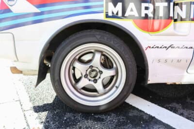 トヨタ MR2：タイヤは、フロントがピレリのCinturato P1 165/55R15サイズ、リアがヨコハマのADVAN FLEVA V701 205/50R15サイズだ