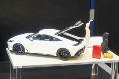 タミヤ製1/24スケールのホンダ プレリュード（プロトタイプ）。、ゴルフバッグやキャリーバッグなどが付属している