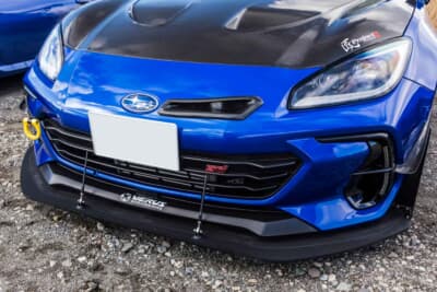 スバル BRZ：フロントはSTIスポイラーを外した上でVERUSのフロントスプリッターやカナードを取り付けている