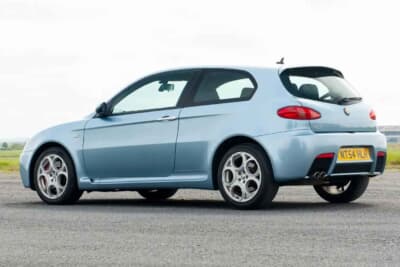 7000ポンド~1万ポンド(邦貨換算約135万円〜193万円)で現在も販売中のアルファ ロメオ「147GTA」(C)Bonhams