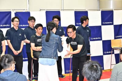 トークショー後にはじゃんけん大会も開催。ドライバー3人のサインが入ったレアグッズが渡された