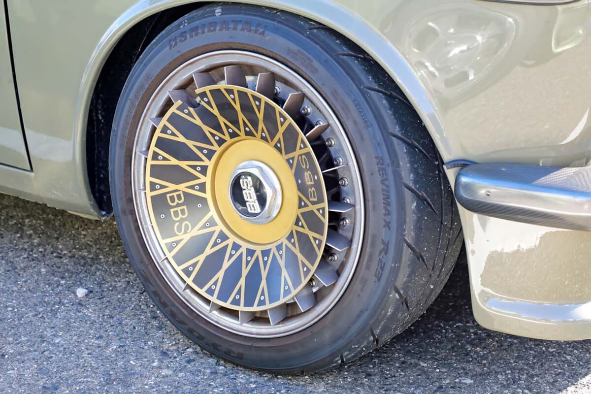 日産 3代目 510型 ブルーバード：ホイールは昭和40年代生まれのクルマ好きに刺さるBBS-RSを履かせている