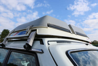 スバル 2代目 レオーネ ツーリングワゴン:スタイリッシュな専用ルーフボックスは、3代目レオーネのセダンを愛用しているオーナーから譲ってもらったもの