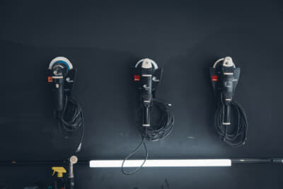 使用するポリッシャーはプロ御用達のルペス。コーティングの下地処理には、経験から得たノウハウにより各社のケミカル剤を使用