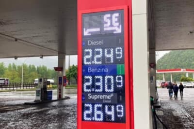 イタリアのサービスエリアのガソリン代はセルフとお店の方に給油してもらうのでは価格が大きく違います。写真はスタッフの方が給油してくれる際の価格です