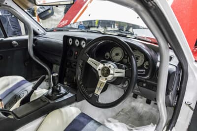 マツダ 初代NA6C型 ロードスター：車内にはロールバーを装備